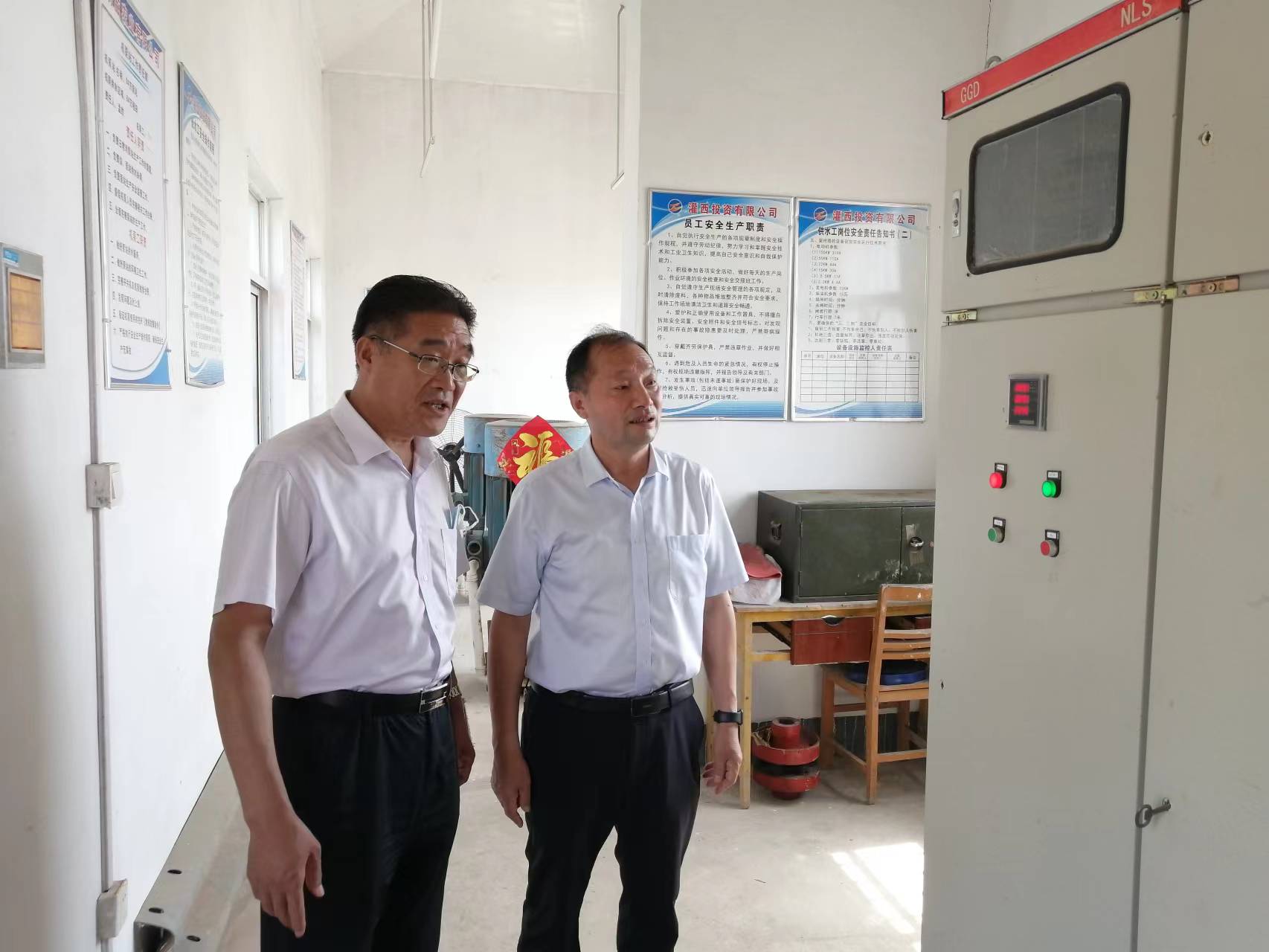 劉總在明威農業(yè)公司1.jpg 劉總在明威農業(yè)公司1.jpg